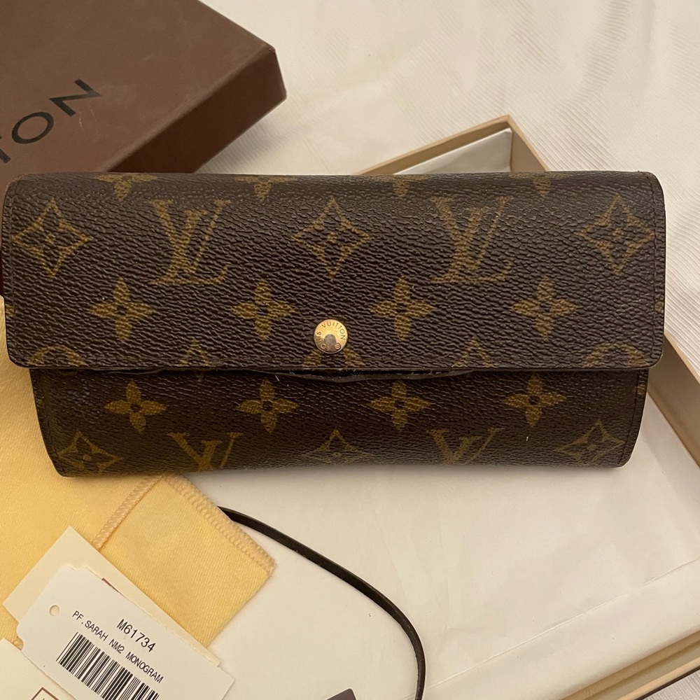 Authentic Louis Vuitton Sarah Wallet